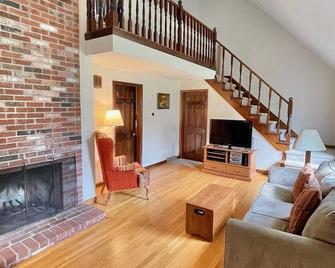 Jun-Sep Avail: Clean 3b 2b, 3mi To Beach,ac, New Large Deck,quiet Cul-De-Sac,3tv - Mashpee - Living room
