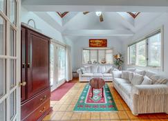 Gorgeous two-level home w/free WiFi, washer/dryer, full kitchen - near beaches - Edgartown - Living room