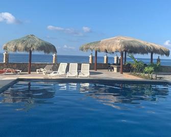 Location with spectacular views and six minute walk to the beach!!! - West End - Pool