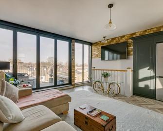Stylish 2 bed Flat with Balcony Great views NrTube - London - Living room