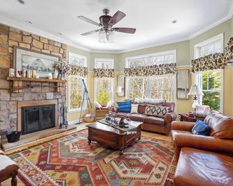 Peaceful 5-Br Escape Near Stratton - Windham - Sala de estar
