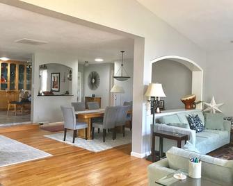 Spend July here. Family friendly, clean, Quiet neighborhood. Work and play here - Woodland - Living room