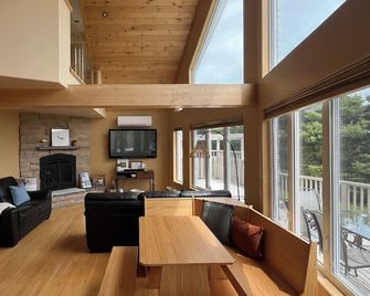 Luxury House in the Cavendish Area with Pool, Hot Tub and Air Conditioning - Stanley Bridge - Living room