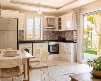 Charming House Close to Beach in Cesme - Cesme - Kitchen