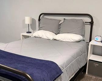 Cozy home just 5 mins from I80 - North Platte - Bedroom
