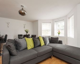 Stunning Contemporary Apartment - Bournemouth - Living room