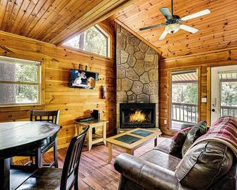 Pigeon Forge - Dolly's Hideaway - 2 Bedrooms - Sleeps 7 - Pigeon Forge - Living room