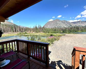 Eco-Friendly Lakefront Tiny House with Views of Panorama Mountain near Denali National Park - Cantwell - Balcón