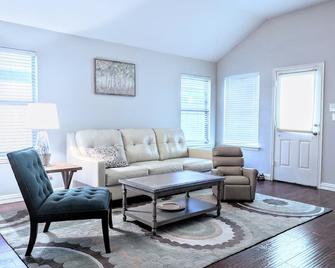 Home away Great for travelers and long stays - Anna - Living room