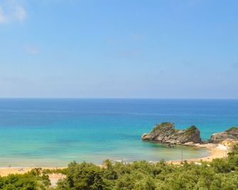 Studio Apartments with large swimming pool and Sea view at Pelekas Beach Corfu - Pelekas - Strand