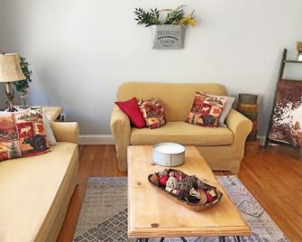 Peaceful, Private Mountain Cottage 13miles from Gatlinburg & Pigeon Forge. - Cosby - Living room