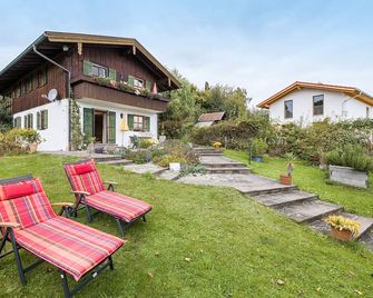 Landhaus Kauderer - Wohnung 2 - Waging am See - Innenhof