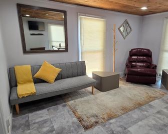 La Chiquita is only 3 blocks from downtown. - Coleman - Living room
