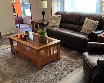 Charming country retreat 4-bedroom house with WiFi and AC with 2 car garage - Kearney - Living room
