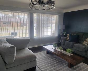 Charming 3-bedroom house with AC, WiFi in Clinton Township - Clinton Township - Living room