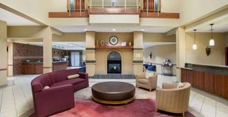 La Quinta Inn & Suites by Wyndham Springfield Airport Plaza - Springfield - Lounge