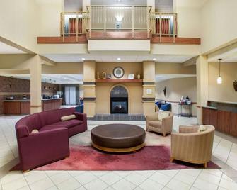 La Quinta Inn & Suites by Wyndham Springfield Airport Plaza - Springfield - Σαλόνι