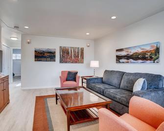 40-Beautiful, newly renovated fully furnished home in ideal, quiet location - Denver - Living room