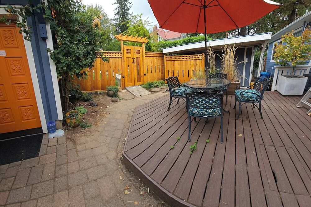 Multnomah Hidden Pond - stunning upscale romantic in lush background setting - Portland - Patio
