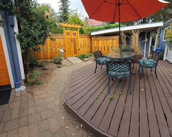 Multnomah Hidden Pond - stunning upscale romantic in lush background setting - Portland - Patio