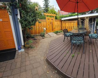 Multnomah Hidden Pond - stunning upscale romantic in lush background setting - Portland - Patio