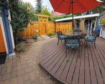 Multnomah Hidden Pond - stunning upscale romantic in lush background setting - פורטלנד - פטיו