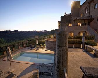 卡斯特羅迪蒙特羅尼酒店 - 佩魯賈 - 佩魯賈 - 游泳池