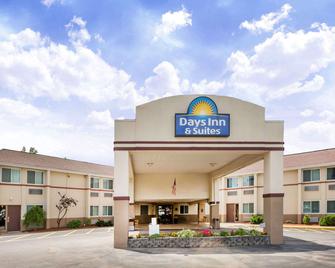 Days Inn & Suites by Wyndham Bridgeport - Clarksburg - Bridgeport - Building