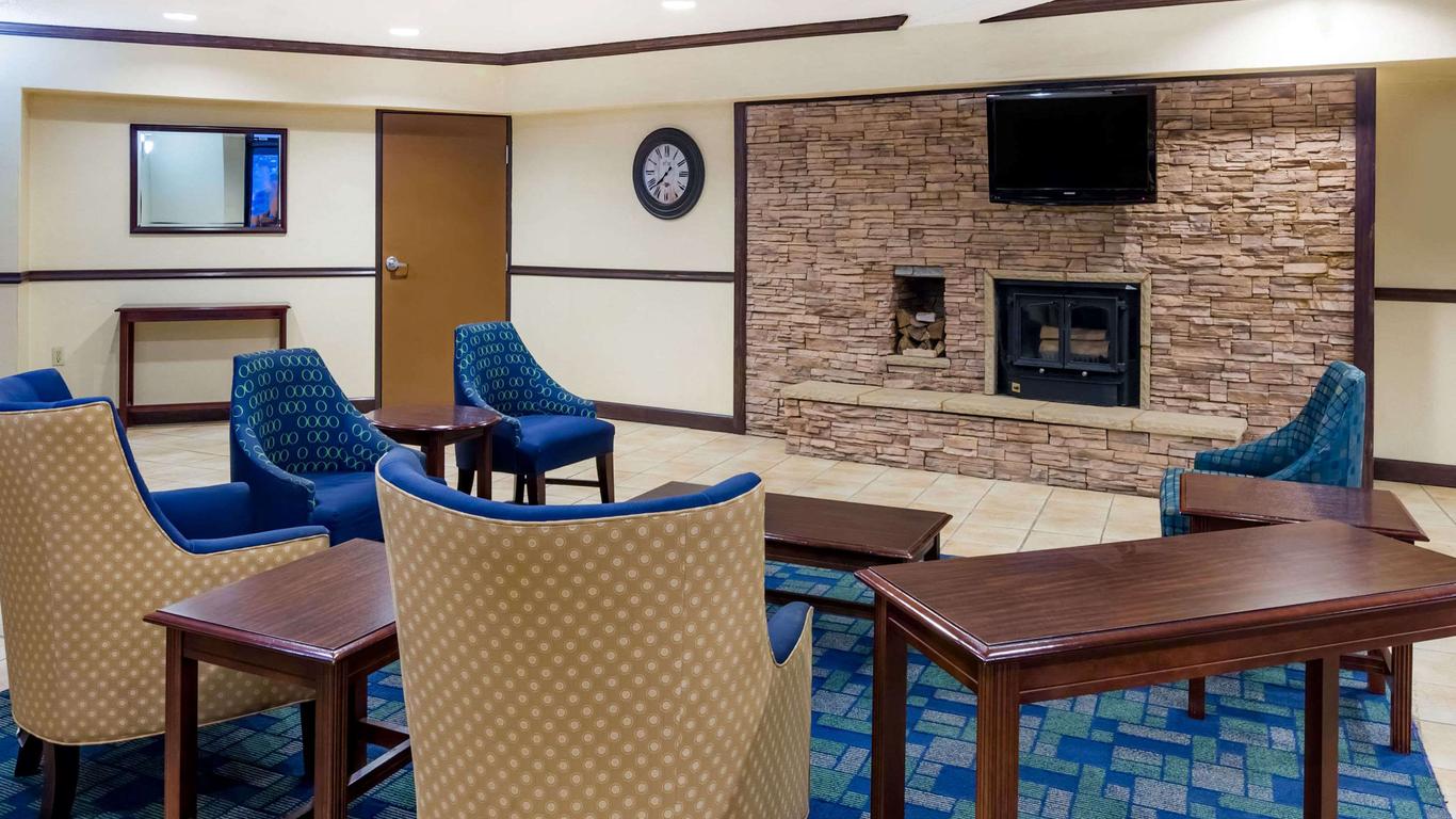 Days Inn & Suites by Wyndham Bridgeport - Clarksburg