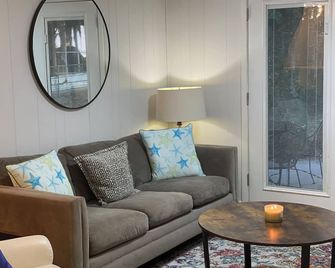 The River Hut, A Charming 3-Bed 3 BA House and Bunk House with Deep Water Dock! - Townsend - Sala de estar