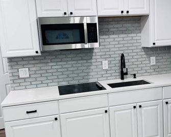 Comfortable Studio Close to Airport / Arena / Mall - Manchester - Kitchen