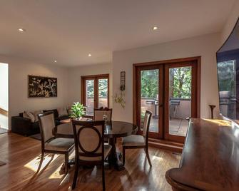 Serene 2-bed main apartment near the ocean - West Vancouver - Dining room