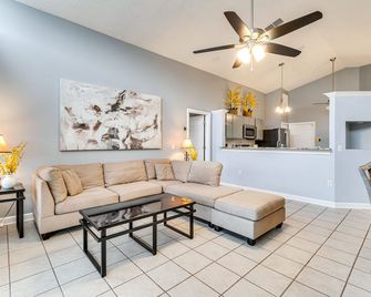 Lovely Florida Retreat w/ Lanai: 5 Mi to Riverwalk - Lake Mary - Living room