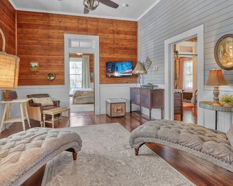 Serendipity Farmhouse - Rustic Charm With Swimming Pool Access - Wimberley - Вітальня