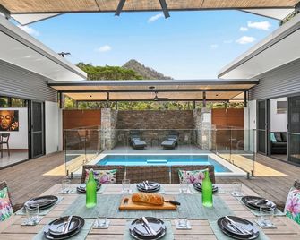 Villa Thirty One - Balinese inspired Escape - Cairns - Pool