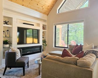 Spa - Pool Table & River - La Biche de Coulonge - Fort-Coulonge - Living room
