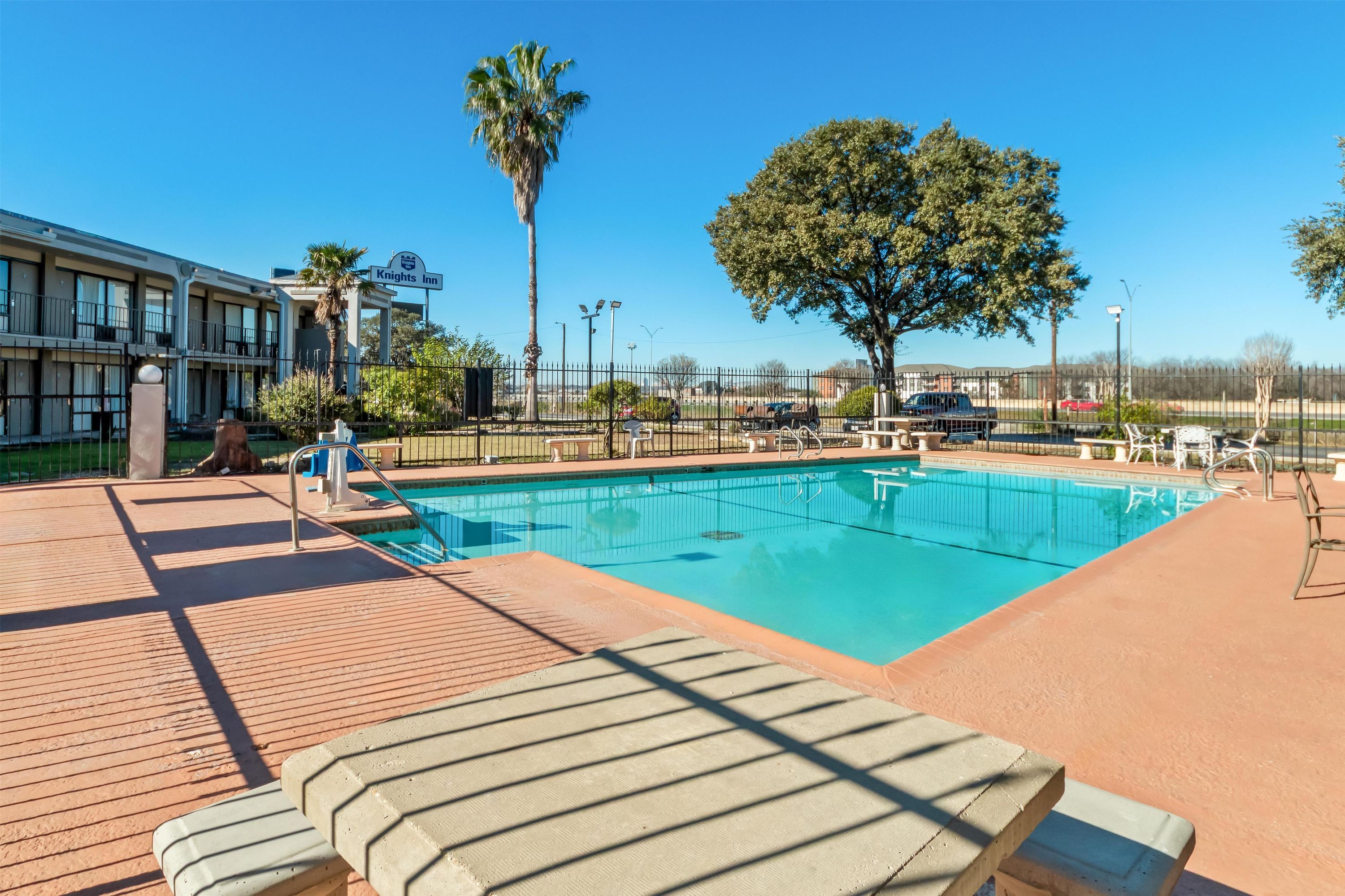 نزُل نايتس إن سان أنطونيو، بالقرب من مركز فروست بانك سنتر - سان انطونيو - حوض السباحة