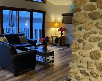 Lakefront, Hot Tub & Swimming Beach in K'zoo - Kalamazoo - Living room