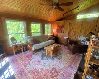 Aunt Happy’s Hideaway: charming 2 bedroom cabin near Mineral Point with WiFi, AC - Dodgeville - Obývací pokoj