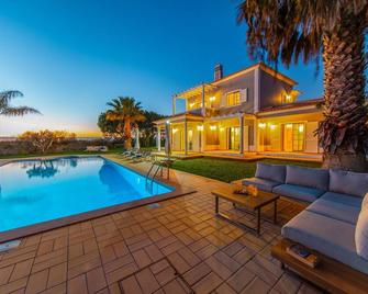 Villa Peace by Algarve Vacation - Pêra - Piscina