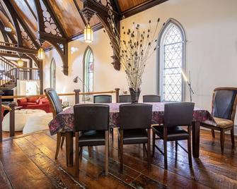 Enjoy vacationing in a historic Church! No additional fees - Aurora - Comedor