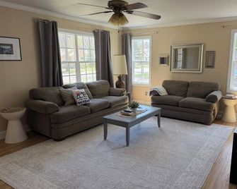 Come stay at Suzie's House!brSpacious Family-Friendly 4-Bedroom Home - Fort Benton - Sala de estar