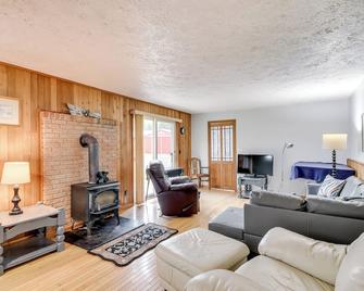 Fishing Pond & Spacious Yard: Quiet Home in Sodus! - Sodus - Salon