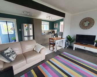 Location, location, location - Mangakino - Sala de estar