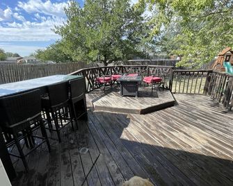 Comfy 3 bedroom house in Colby. - Colby - Balkon