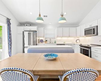 5-Years Young Stunning Home With Water View! - Shady Side - Kitchen