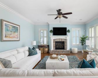 Upscale Retreat w/ Ocean Views + Pet Friendly - Folly Beach - Soggiorno