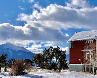 The Red Farmhouse at South Main welcomes you! Steps away from the River Trails!! - Buena Vista - Building