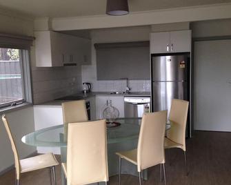 3 Moran Street, Child And Pet Friendly, Walk To Art Precinct And Show Grounds.. - Bendigo - Kitchen
