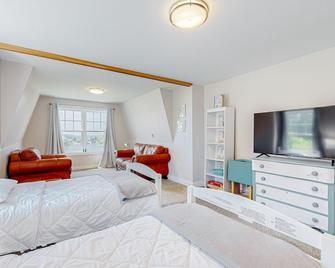 Dog-friendly home with grill, patio, and short walk to local attractions - East Boothbay - Bedroom